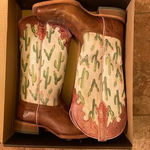 Womens Ariat boots. Size 8.5. Cactus print uppers.